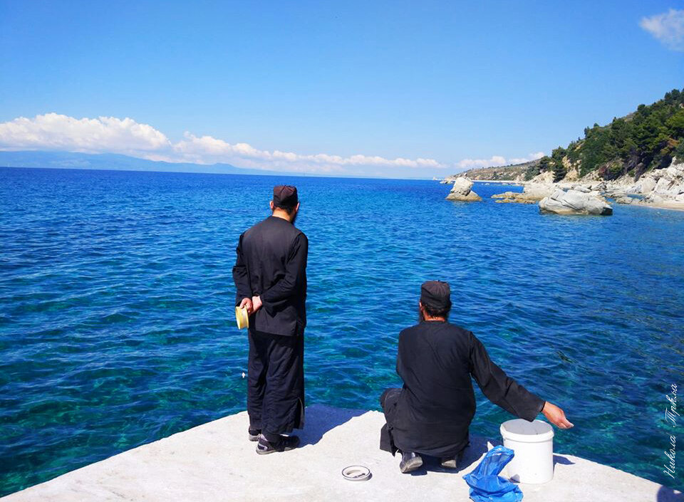 Monasi Sveta Gora pecaju ribu Nikola Trklja