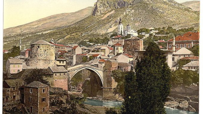 mostar u pozadini crkva svete trojice