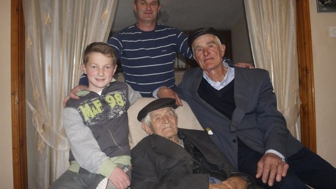 radovan sudzum sa sinom unukom i praunukom